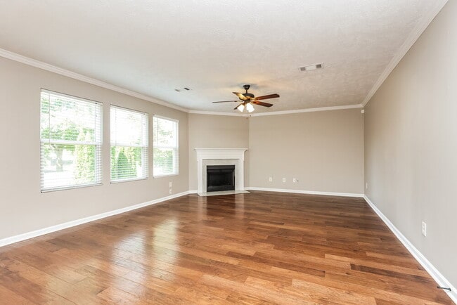 Building Photo - 5823 Roxbury Dr
