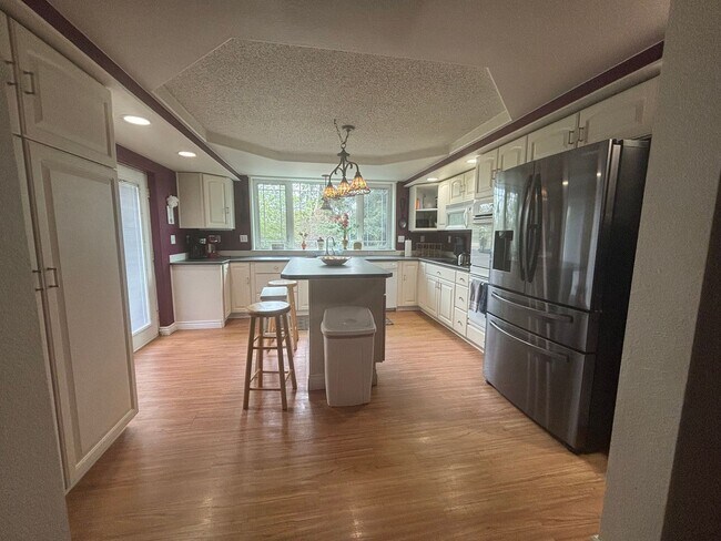 Foto del edificio - 3 bedroom / 2 car garage / On the Chena river
