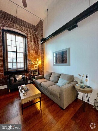 Building Photo - 130-36 N Bread St