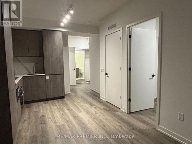 Building Photo - 8 Interchange Wy