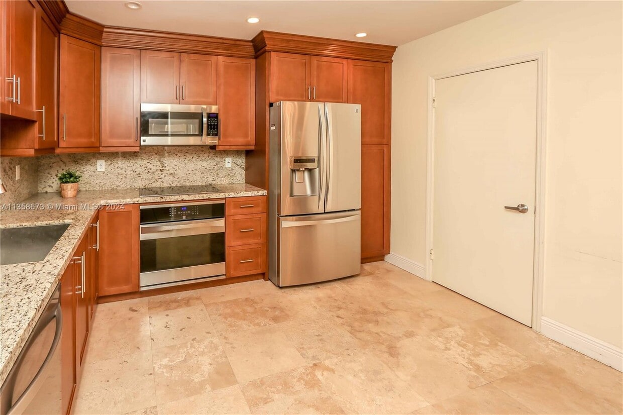 Primary Photo - 151 Crandon Blvd