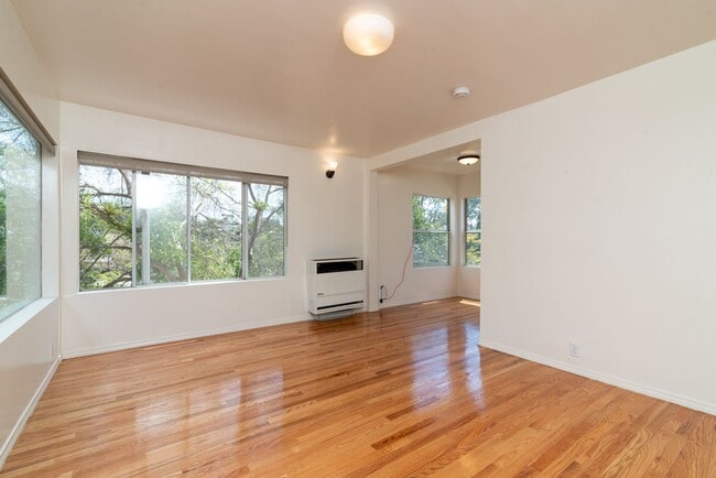 Building Photo - Lucretia Apartments