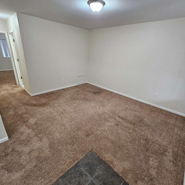 Foto del edificio - 1 Bedroom Condo Close to Lake St. Clair. Upper Unit with Spacious Living Room, Large Bedroom and ...