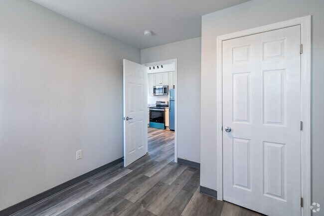 3 habitaciones, 1 baño - 700 pies cuadrados - Dormitorio principal - 711-719 49th St NE