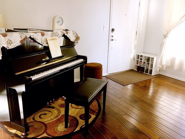 Sala de estar - Puerta principal - 3121 Colorado Ave