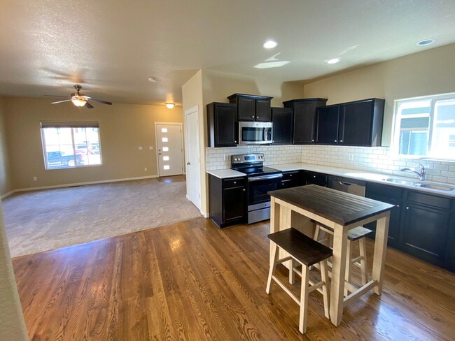 Building Photo - Mountain View 3-Bed Home with Loft and Cov...