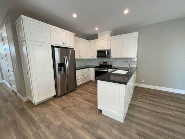 Building Photo - Great 2 Bedroom Home Close to UC Davis Med...