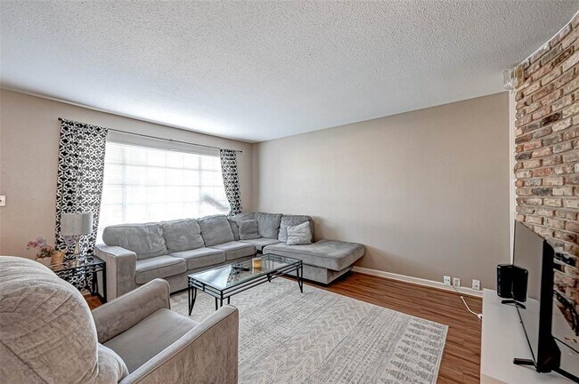 Building Photo - 2121 Fountain View Dr