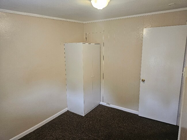 Building Photo - 305 Buttonwood St