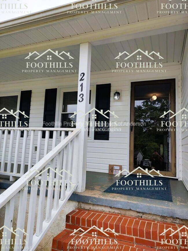 Foto del edificio - 213 Lake Forest Cir