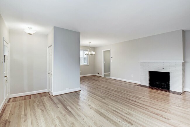Foto del edificio - 3 Bed 2.5 Bathroom - Chevy Chase Rancher -...