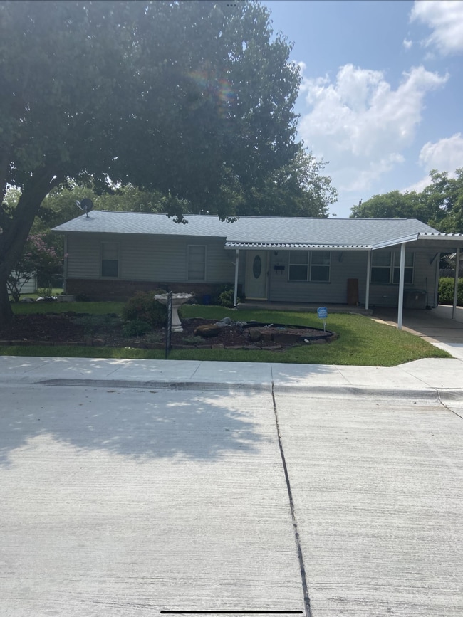 Building Photo - 3517 Swan St