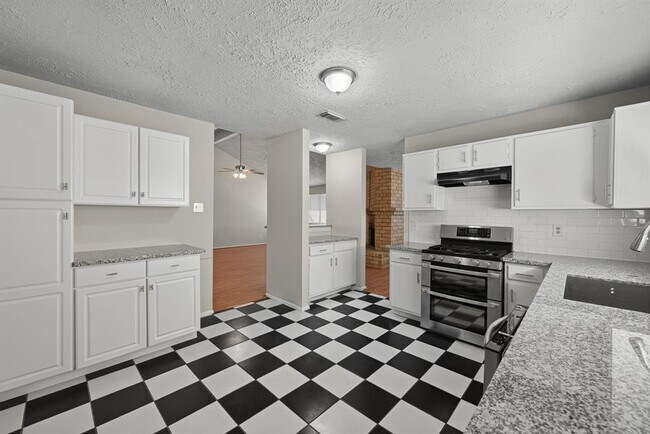 Foto del edificio - 2710 Hazy Creek Dr