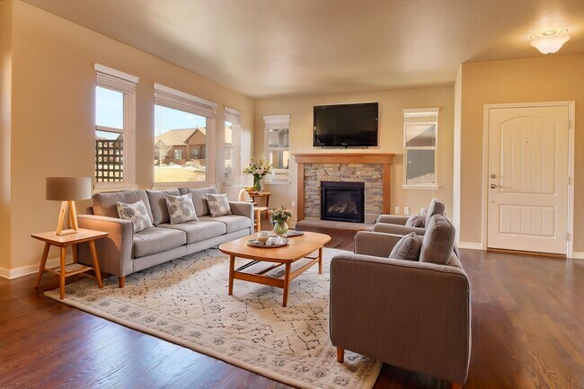 Building Photo - Flying Horse Country Club area home