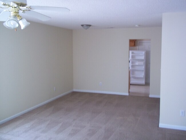 Foto del edificio - 2 Bedroom, 2 Bathroom Duplex w/ Back Patio!