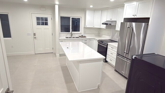 Foto del edificio - 9685 Blake Ave