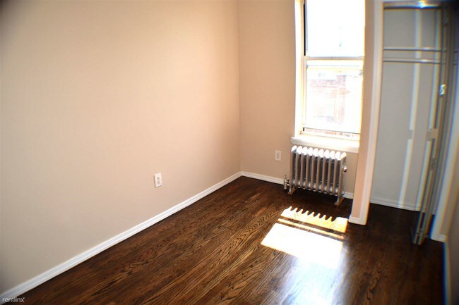 Foto del edificio - 2209 Astoria Blvd