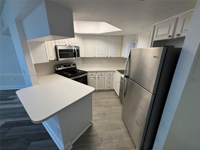 Foto del edificio - 8245 Lake Dr