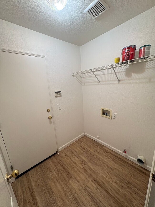 Foto del edificio - HOME FOR RENT BY OAK GROVE SCHOOL DISTRICT, 2 CAR GARAGE