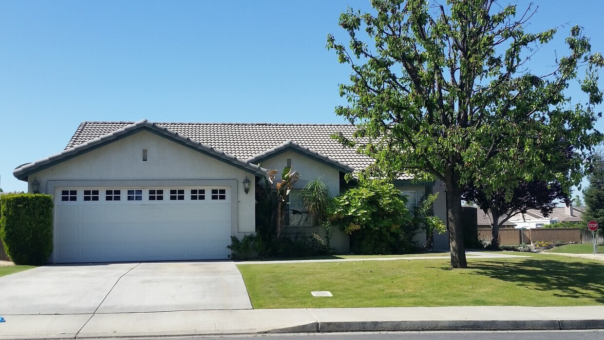 Foto principal - 8315 Mossrock Dr