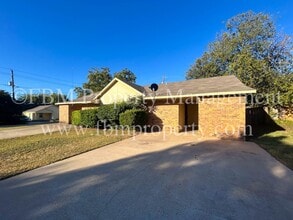 Building Photo - 701-703 Hillcrest Ct