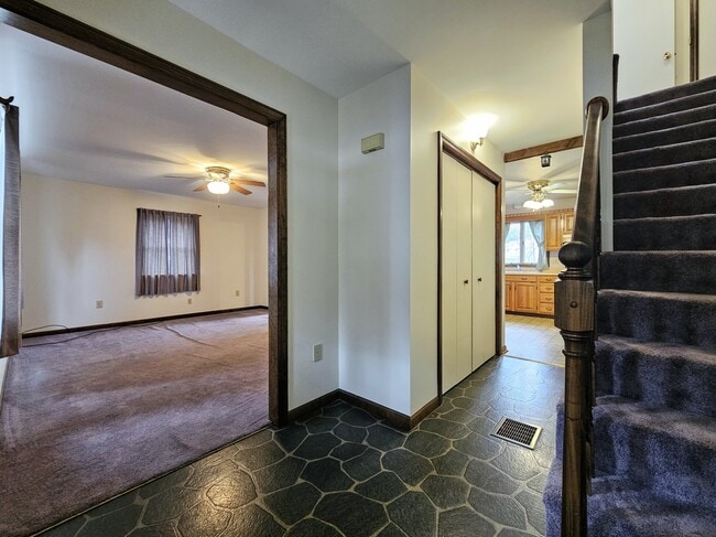 Building Photo - 474 N Maple St