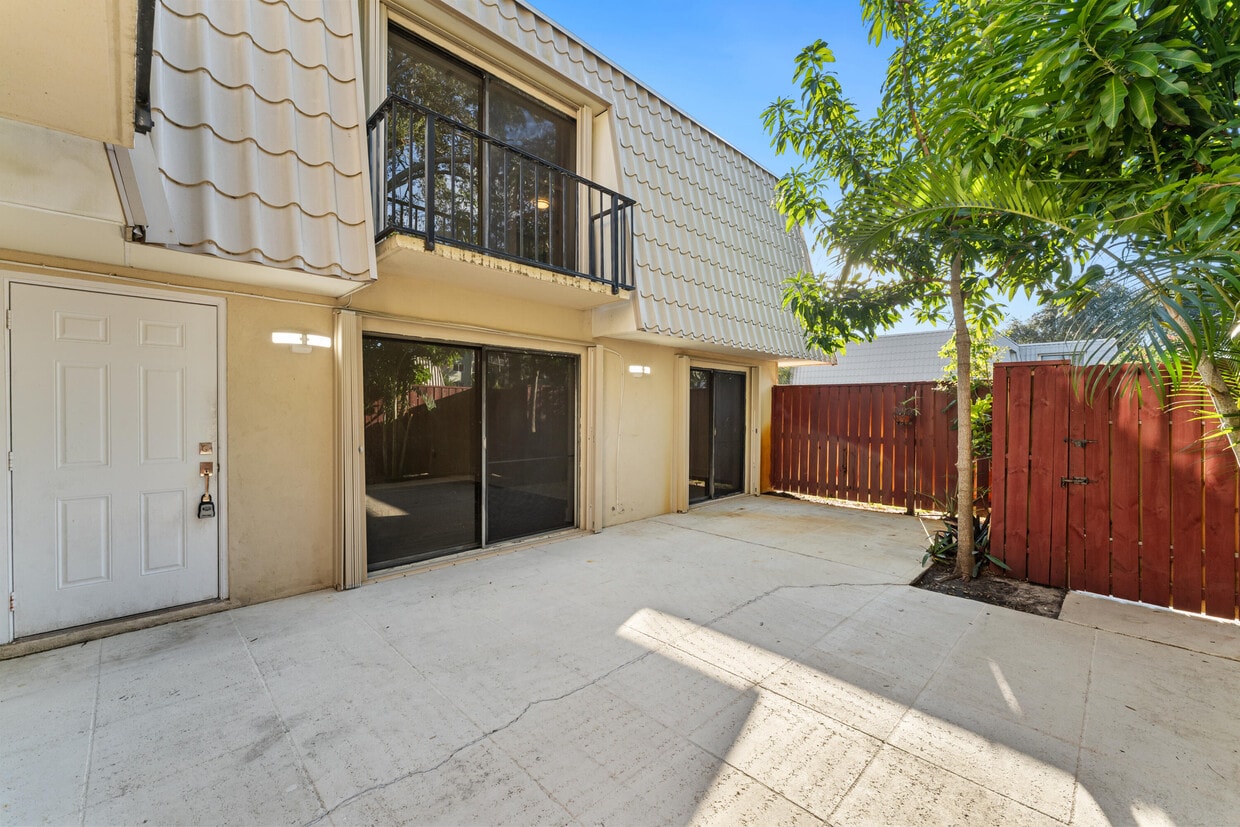 Primary Photo - 1700 Embassy Dr