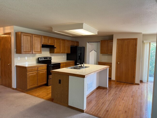Building Photo - Beautiful 3 Bed, 3 Bath Home in Stetson Hi...