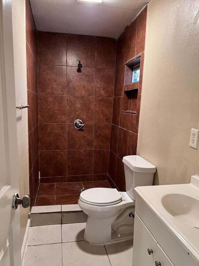 Foto del edificio - Completely Renovated, huge back yard and close to everything!