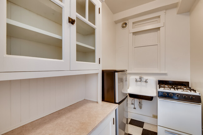 Building Photo - 1430 Spruce Plz