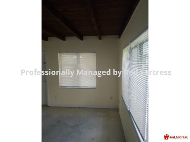 Foto del edificio - 4041 Rainbow Dr