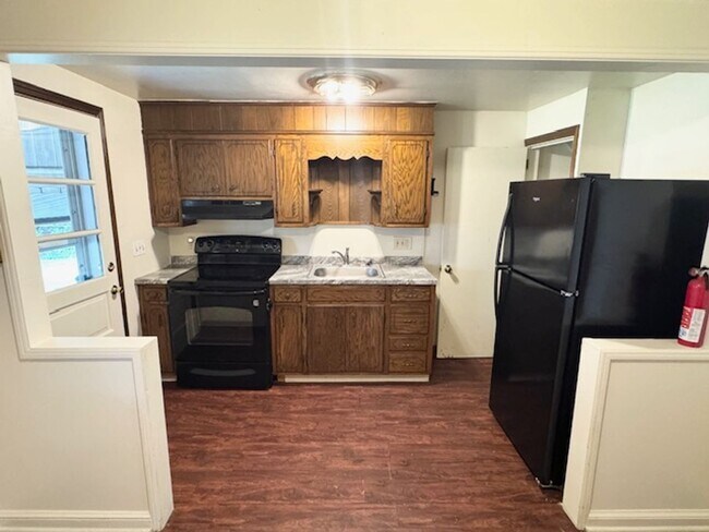 Building Photo - 2 Bedroom Townhome with Detached Garage