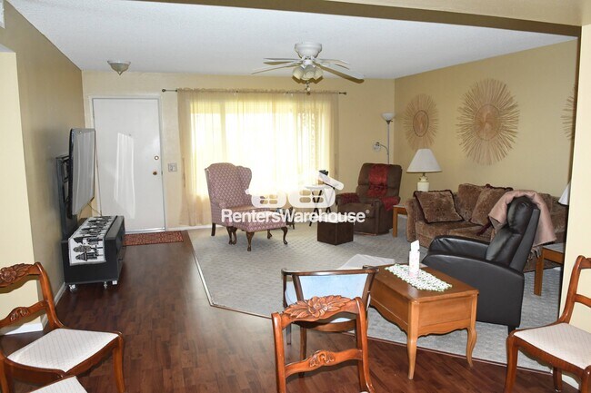 Foto del edificio - 10005 W Pleasant Valley Rd