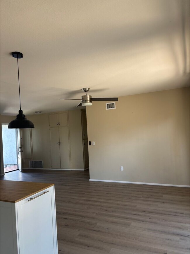 Foto del edificio - 3 bedroom 2 bath single story home for lease