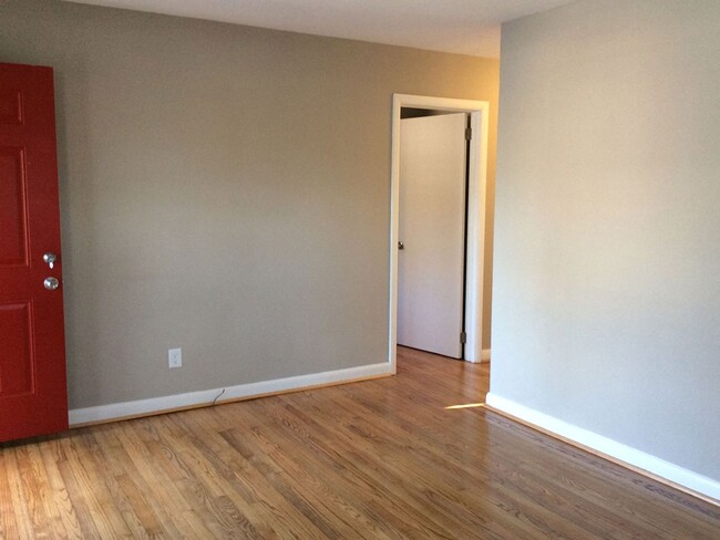 Building Photo - Coming Soon! Charming 2Bed/1Bath Triplex i...
