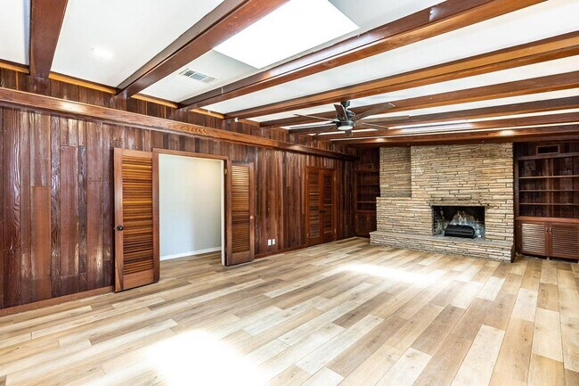 Building Photo - Large 4 Bedroom Home