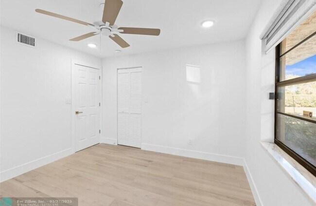 Foto del edificio - 6085 N Sabal Palm Blvd