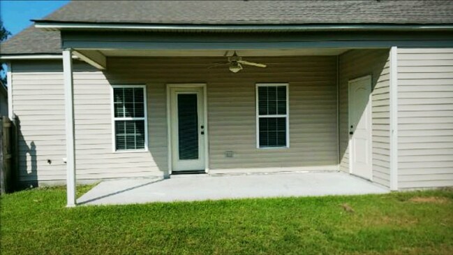 Building Photo - 3BR/2BA Duplex Near Vidant Medical Center
