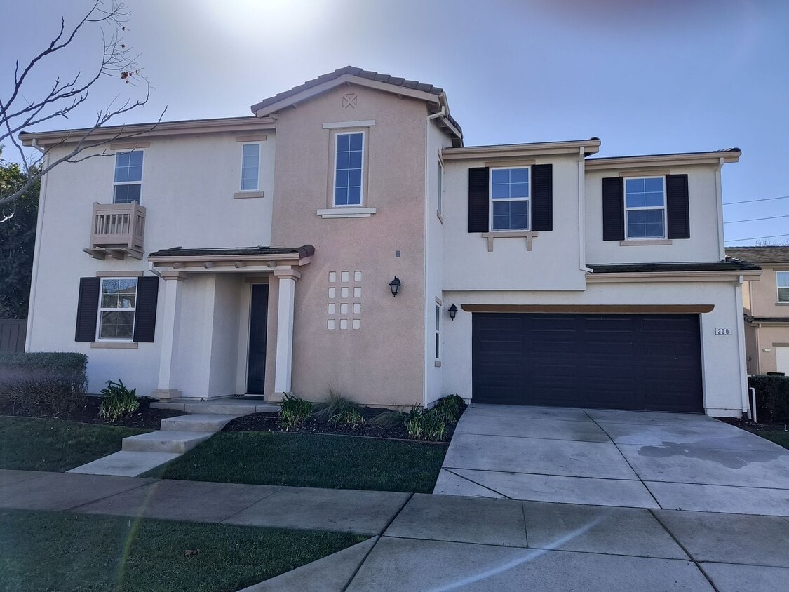 Primary Photo - COMING SOON!!! Spacious 3 bedroom, 2.5 bat...