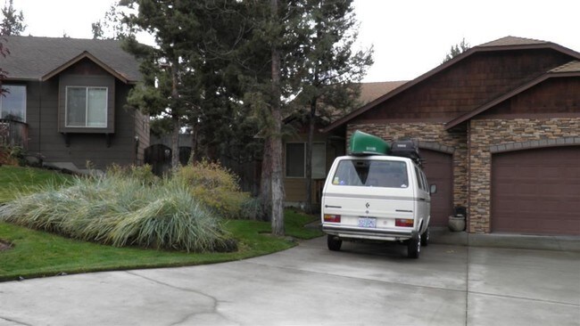 Building Photo - 1045 SW Crosscut Ct