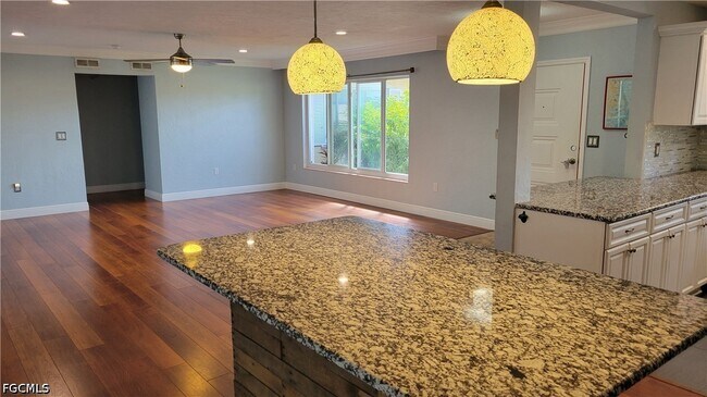 Foto del edificio - 1403 Davis Dr