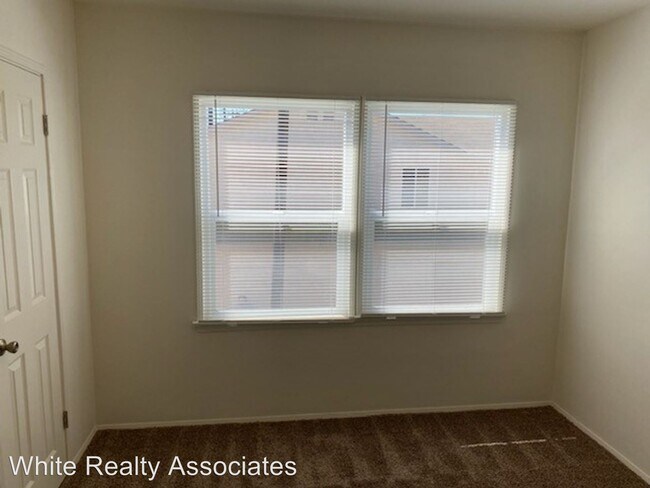Building Photo - 4718 1/2-4718 1/2 N Lakewood Blvd