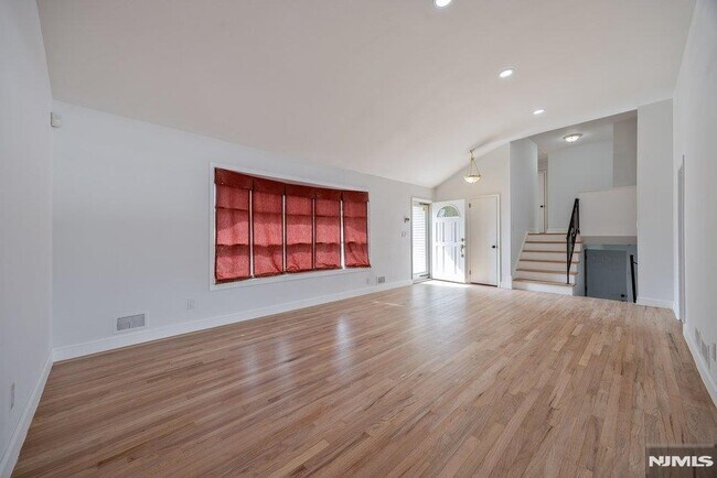 Foto del edificio - 327 Webster Dr