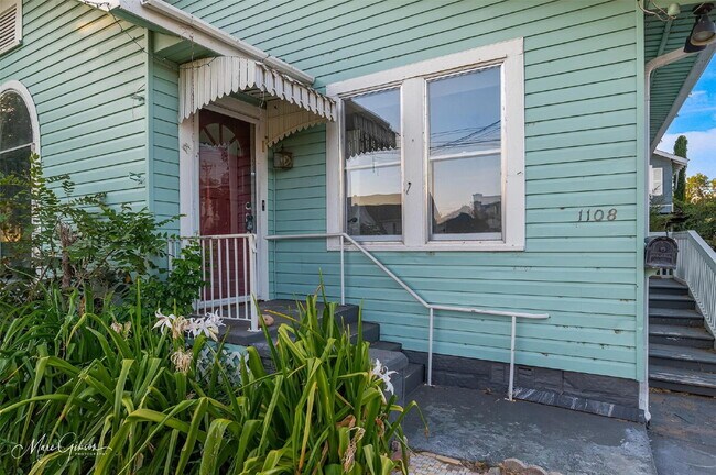 Foto del edificio - "Charming 3-Bed Oasis with Granite Touches & Hardwood Elegance in Bossier City!"