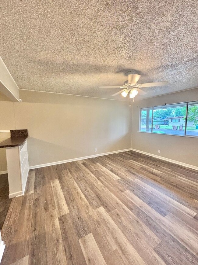 Building Photo - COMING SOON!! 3 Bedroom 2 Bathroom Home!!!