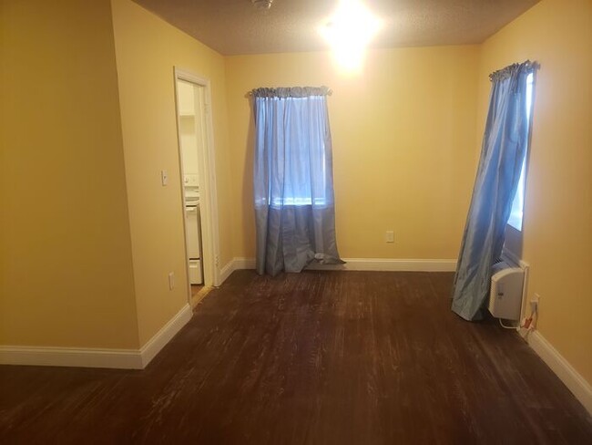 Building Photo - Apartment 4 - ACCEPTS SECTION 8