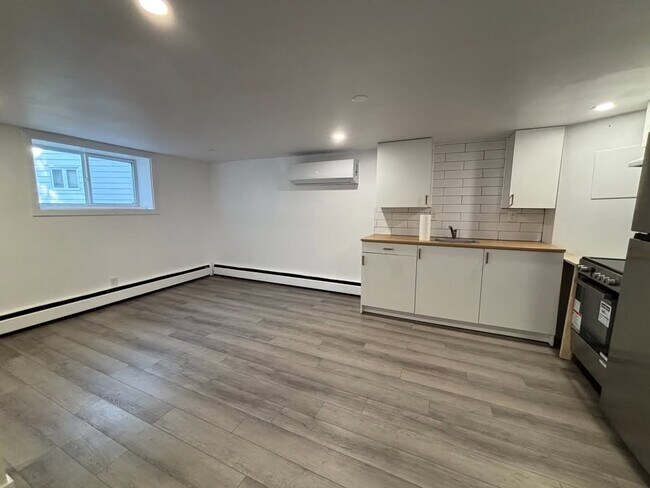 Photo du bâtiment - 2 Bed 1 Bath Apartment $1700/m All-Inclusive!