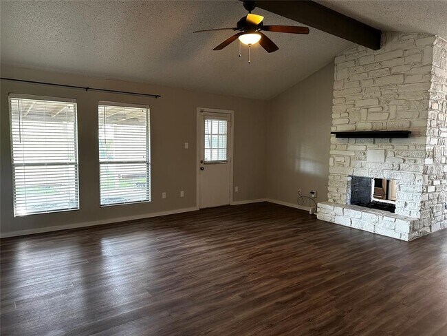 Foto del edificio - 504 Suzzane Rd