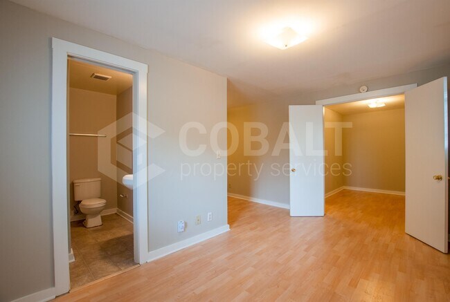 Foto del edificio - 674 Somerset Terrace NE