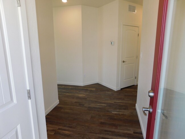 Building Photo - Within Walking Distance to Community Hospital